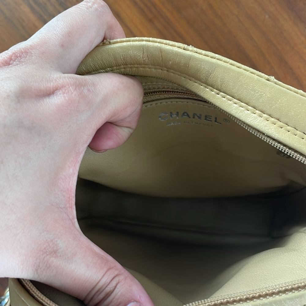 VINTAGE- CHANEL Lambskin Camera Bag - Picture 4 of 13